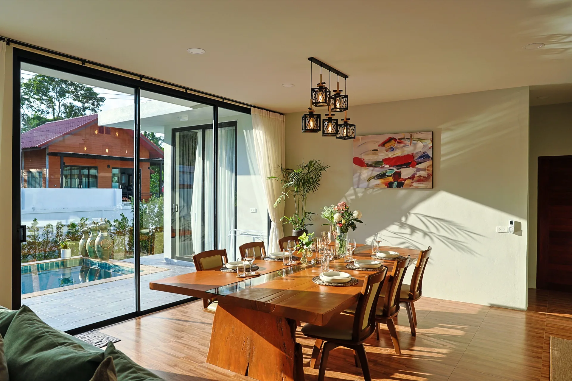 Dining table with view to the pool